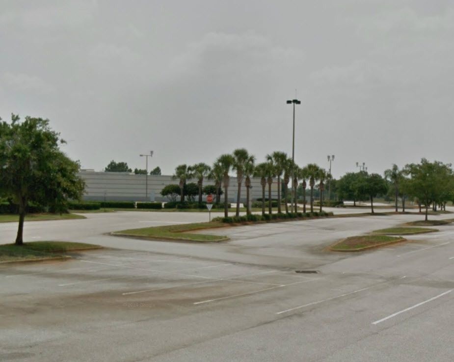 Toys R Us: 9 Eagle Ridge Drive, Lake Wales, FL 33859